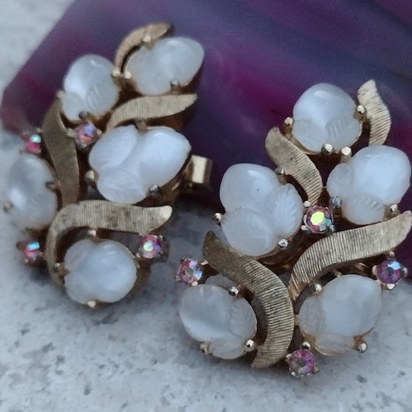 1960s ALFRED PHILIPPE Crown Trifari Moonstone Glass Fruit Salad Earrings - Picture 10 of 15